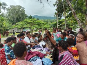 Satgas Yonif 131 Bagikan Pakaian Layak Pakai di Kampung Kibay Papua