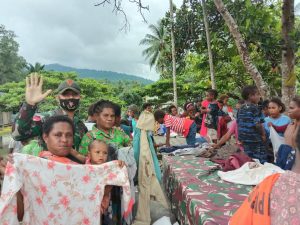 Satgas Yonif 131 Bagikan Pakaian Layak Pakai di Kampung Kibay Papua