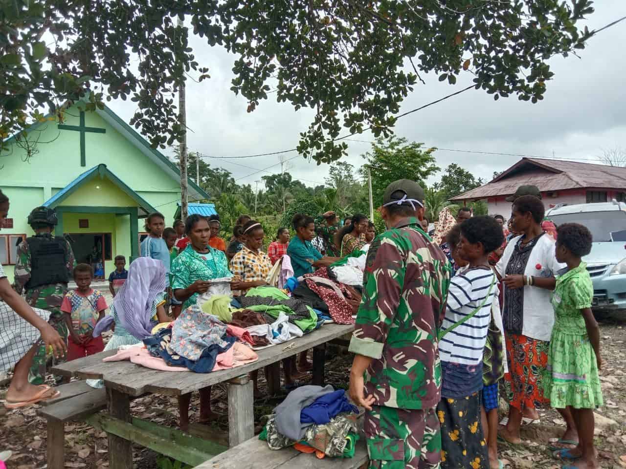 Satgas Yonif 131 Bagikan Pakaian Layak Pakai di Kampung Kibay Papua