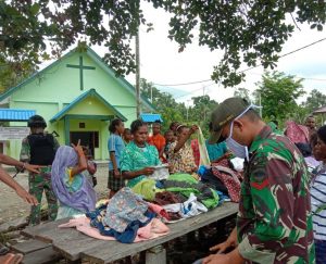 Satgas Yonif 131 Bagikan Pakaian Layak Pakai di Kampung Kibay Papua