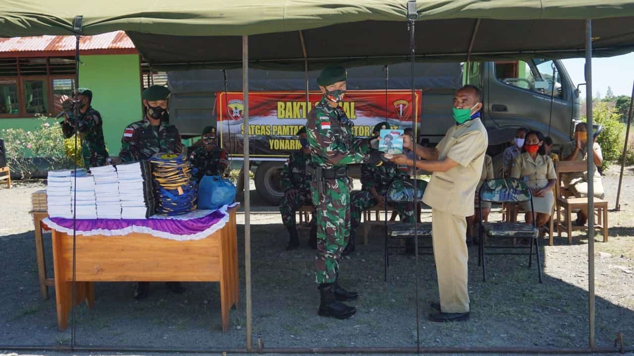 Beri Bantuan Perlengkapan Sekolah, Bentuk Perhatian Satgas Pamtas Yonarmed 6/3 Kostrad terhadap Pendidikan di Perbatasan