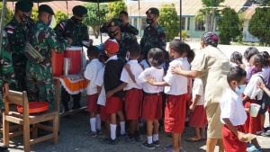 Beri Bantuan Perlengkapan Sekolah, Bentuk Perhatian Satgas Pamtas Yonarmed 6/3 Kostrad terhadap Pendidikan di Perbatasan