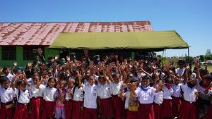 Beri Bantuan Perlengkapan Sekolah, Bentuk Perhatian Satgas Pamtas Yonarmed 6/3 Kostrad terhadap Pendidikan di Perbatasan