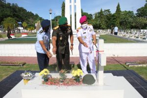 Peringati HUT TNI Ke-76, Kodam XVII/Cenderawasih Ziarah Rombongan Di TMP Kusuma Trikora