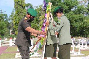 Peringati HUT TNI Ke-76, Kodam XVII/Cenderawasih Ziarah Rombongan Di TMP Kusuma Trikora