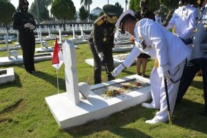 Jelang HUT Ke-76 TNI, Pangdam I/BB Pimpin Ziarah di Taman Makam Pahlawan