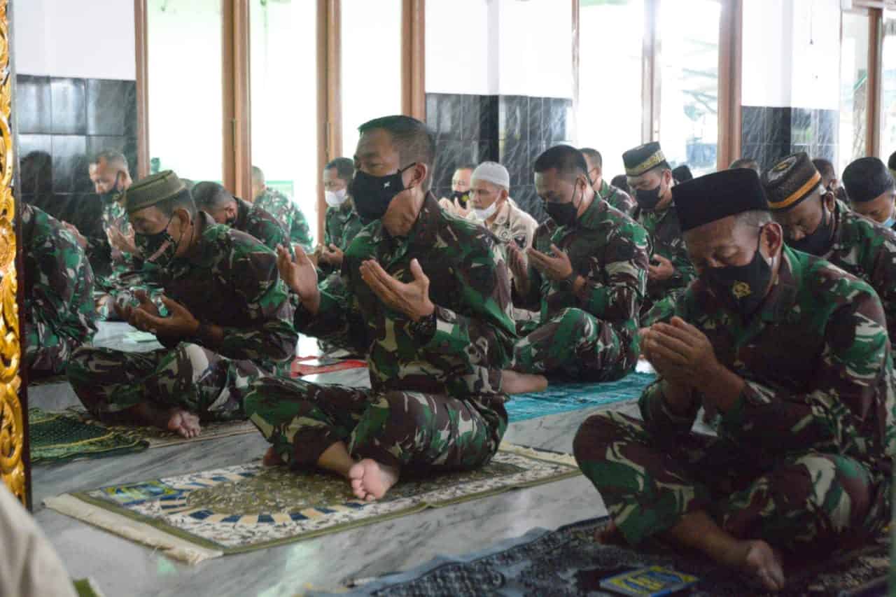 Prajurit dan PNS Kodam II/SWJ Gelar Doa Bersama Peringati HUT Ke -76 TNI