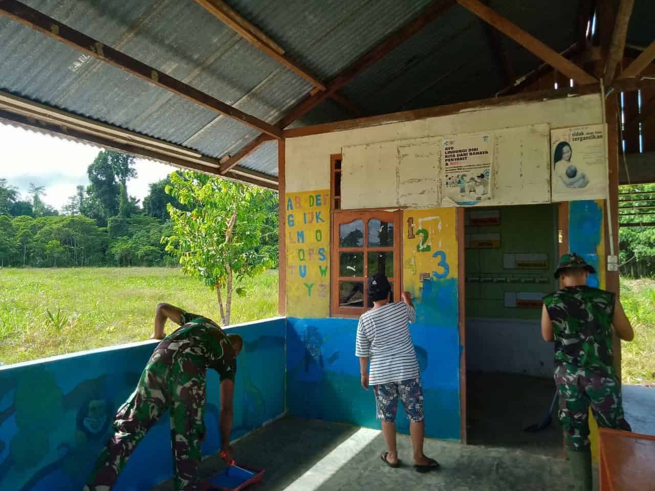 Gotong Royong, Satgas Yonif 131 dan Warga Bersihkan Posyandu di Papua