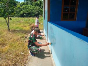 Gotong Royong, Satgas Yonif 131 dan Warga Bersihkan Posyandu di Papua