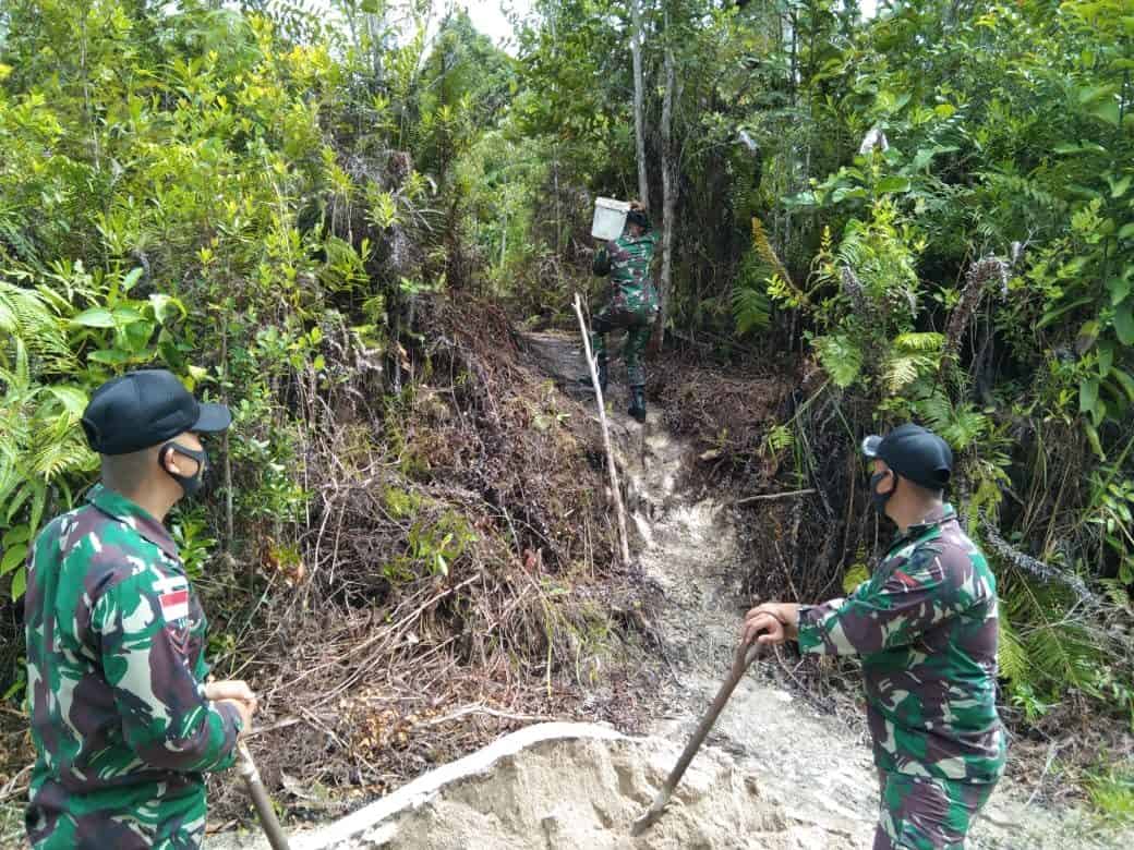 Buat Penampungan Air Bersih, Personel Satgas Yonif 144/JY Karya Bakti Bersama Warga di Perbatasan