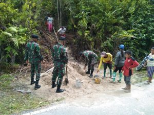 Buat Penampungan Air Bersih, Personel Satgas Yonif 144/JY Karya Bakti Bersama Warga di Perbatasan