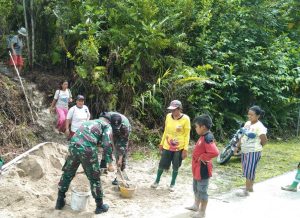 Buat Penampungan Air Bersih, Personel Satgas Yonif 144/JY Karya Bakti Bersama Warga di Perbatasan