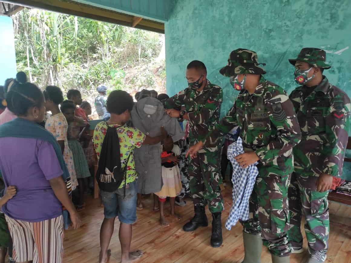 Sambut HUT TNI ke 76, Satgas Yonmek 403 Gelar Baksos di Perbatasan RI-PNG