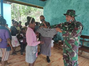 Sambut HUT TNI ke 76, Satgas Yonmek 403 Gelar Baksos di Perbatasan RI-PNG