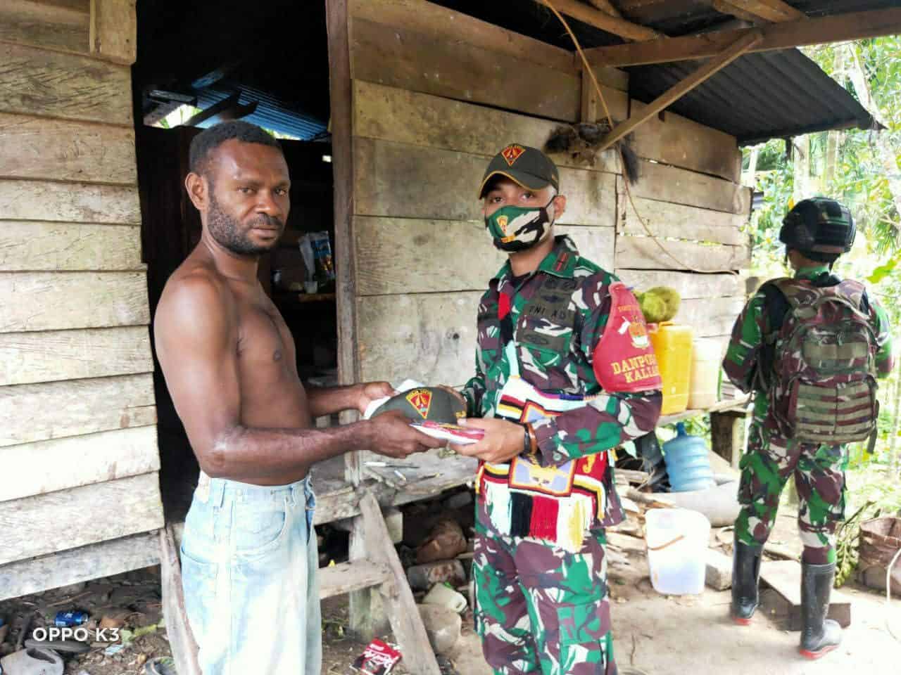 Bantu Kesulitan Warga, Satgas Yonif 131 Bagikan Sembako di Kampung Kibay Papua