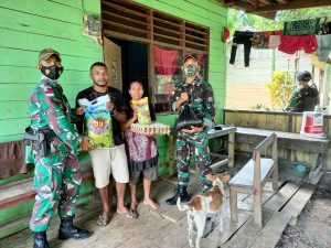 Bantu Kesulitan Warga, Satgas Yonif 131 Bagikan Sembako di Kampung Kibay Papua