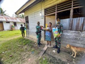 Bantu Kesulitan Warga, Satgas Yonif 131 Bagikan Sembako di Kampung Kibay Papua