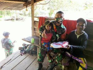 Bantu Kesulitan Warga, Satgas Yonif 131 Bagikan Sembako di Kampung Kibay Papua