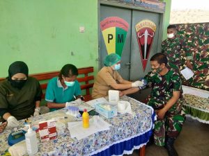 Sambut HUT TNI ke-76 Satgas Yonarmed 6/3 Kostrad Gelar Donor Darah di Perbatasan