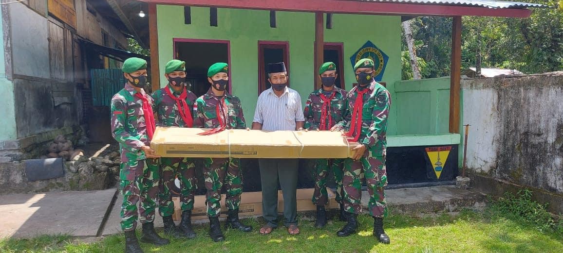 Satgas Yonif 734 Bantu Ratusan Buku Bacaan Kepada Taman Baca Desa Pelauw