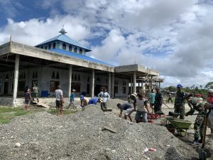 Satgas Yonmek 403 Bantu Renovasi Masjid di Kampung Woslay Papua