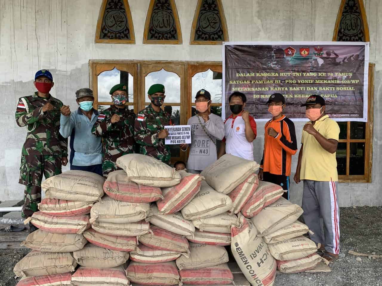 Satgas Yonmek 403 Bantu Renovasi Masjid di Kampung Woslay Papua