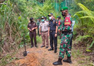 Wujudkan Program Unggulan, Satgas Pamtas Yonif Mekanis 643/Wns Lakukan Penanaman Serentak Pohon Kemiri di Wilayah Perbatasan