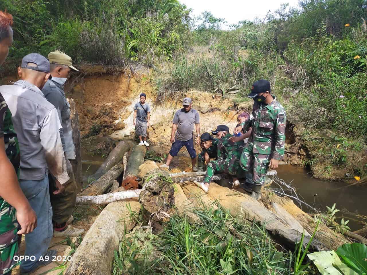 Benahi Jembatan Rusak Anggota Satgas Yonif 144/JY Gotong Royong Bersama Warga di Perbatasan