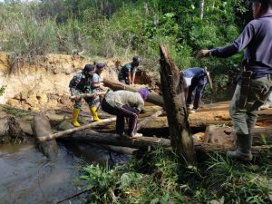 Benahi Jembatan Rusak Anggota Satgas Yonif 144/JY Gotong Royong Bersama Warga di Perbatasan