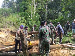 Benahi Jembatan Rusak Anggota Satgas Yonif 144/JY Gotong Royong Bersama Warga di Perbatasan