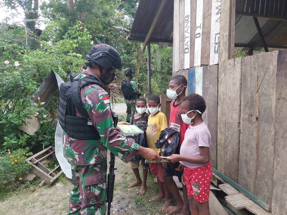 Satgas Yonif 512/QY Bagikan Peralatan Sekolah di Keerom Papua