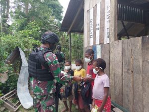 Satgas Yonif 512/QY Bagikan Peralatan Sekolah di Keerom Papua