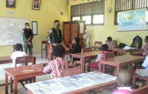 Kunjungi Sekolah Dasar di Tapal Batas, Satgas Yonif 512/QY Bagikan Buku Tulis