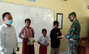Kunjungi Sekolah Dasar di Tapal Batas, Satgas Yonif 512/QY Bagikan Buku Tulis