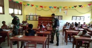 Kunjungi Sekolah Dasar di Tapal Batas, Satgas Yonif 512/QY Bagikan Buku Tulis