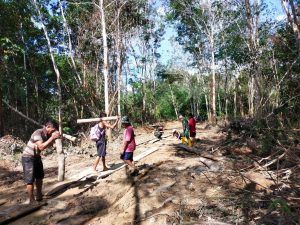 Pasca Banjir, Anggota Satgas Yonif 144/JY Karya Bakti Benahi Jalan Desa di Perbatasan