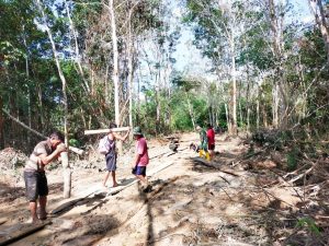 Pasca Banjir, Anggota Satgas Yonif 144/JY Karya Bakti Benahi Jalan Desa di Perbatasan