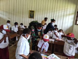 Satgas Yonmek 403 Gelar Imunisasi Bagi Siswa SD Perbatasan RI-PNG