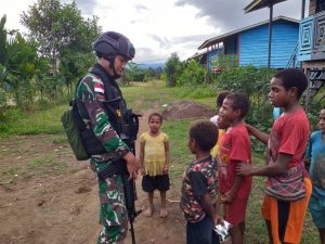Satgas Yonmek 403 Bantu Sembako di Kampung Perbatasan RI-PNG