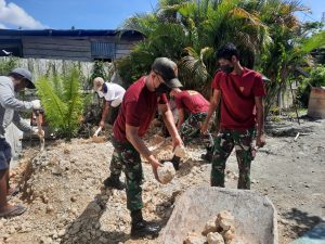 Peduli Fasilitas Pendidikan, Satgas Yonif 131 Bersihkan TK di Papua