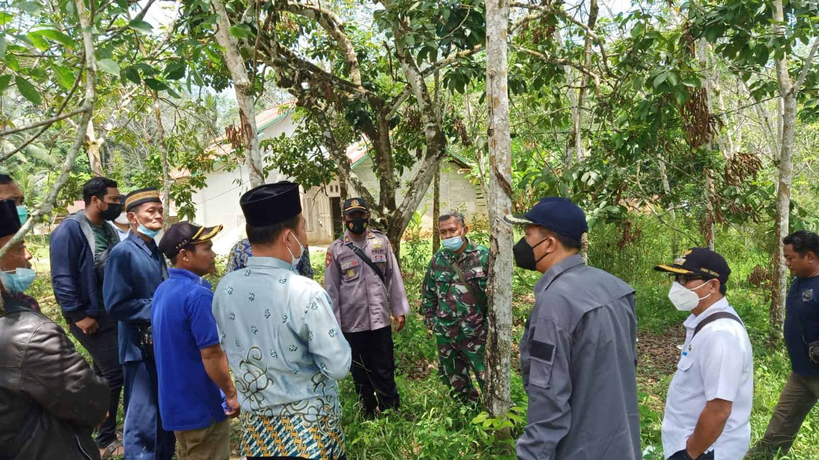 Danramil Tempunak bersama Forkopimcam Tinjau Lokasi Rencana Pembangunan Masjid