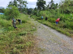 Satgas Yonmek 403 Bersama Warga Bersihkan Jalan Masuk SMP di Kampung Bompay