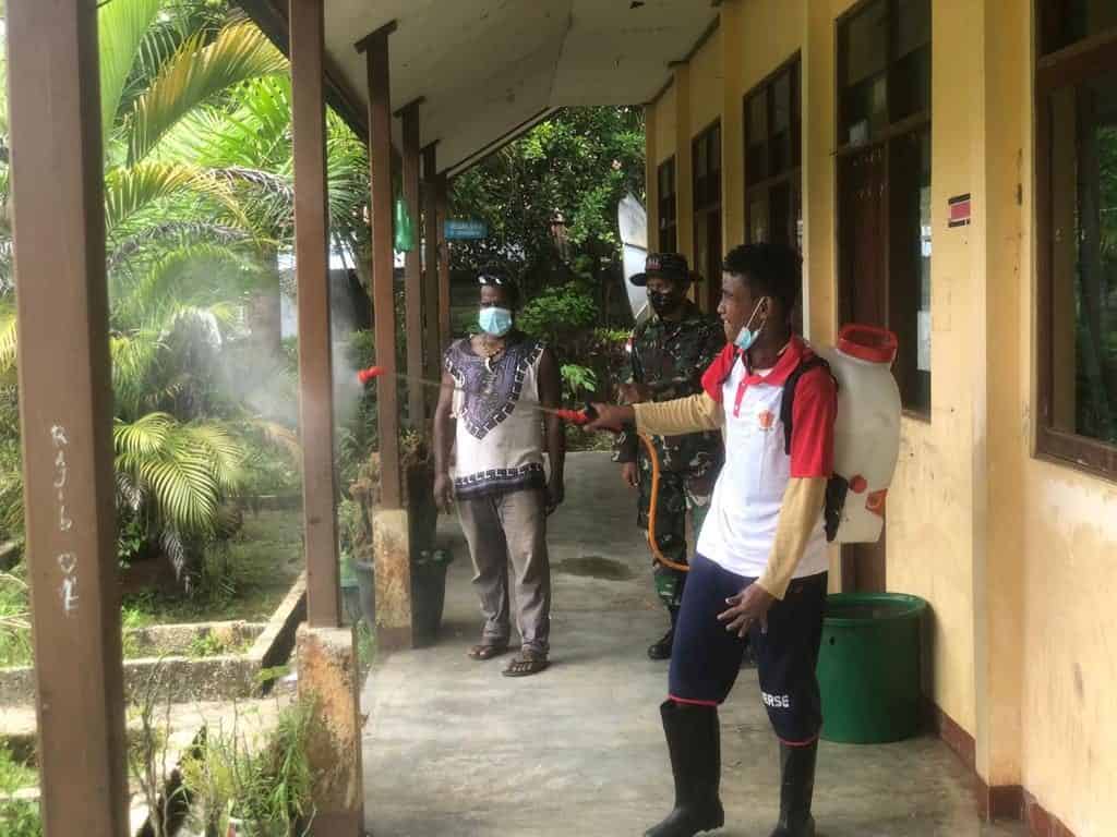 Tekan Angka Covid-19 di Tapal Batas, Satgas Yonif 512/QY Bersama Masyarakat Lakukan Desinfeksi Kampung Binaan