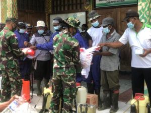 Tekan Angka Covid-19 di Tapal Batas, Satgas Yonif 512/QY Bersama Masyarakat Lakukan Desinfeksi Kampung Binaan