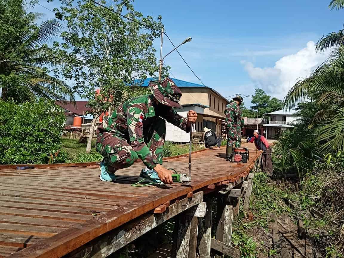 Satgas Pamtas Yonif Mekanis 643/Wns Gelar Karya Bakti Pembuatan Jembatan Bersama Masyarakat Perbatasan.