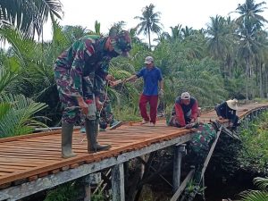 Satgas Pamtas Yonif Mekanis 643/Wns Gelar Karya Bakti Pembuatan Jembatan Bersama Masyarakat Perbatasan.