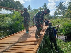 Satgas Pamtas Yonif Mekanis 643/Wns Gelar Karya Bakti Pembuatan Jembatan Bersama Masyarakat Perbatasan.