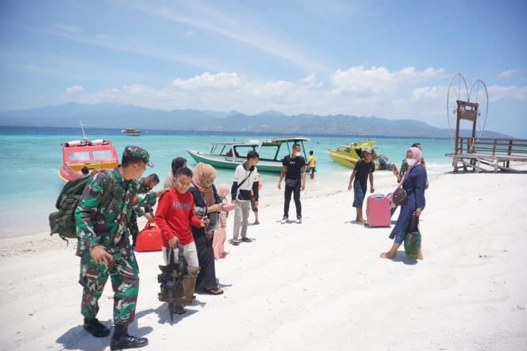 Danrem 162/WB Beri Kejutan Tiga Babinsa Atas Prestasinya Liburan Bersama Keluarga ke Gili Trawangan