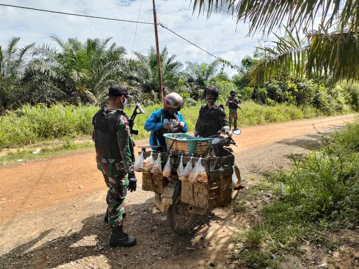 Cegah Kegiatan Ilegal, Anggota Satgas Yonif 144/JY Sweeping di Perbatasan