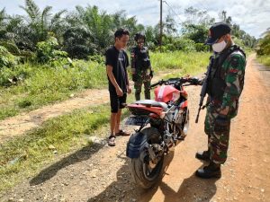 Cegah Kegiatan Ilegal, Anggota Satgas Yonif 144/JY Sweeping di Perbatasan